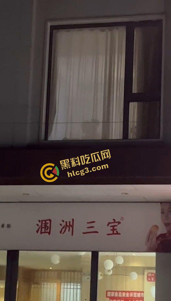 广西北海涠洲 小情侣激情后入性爱 窗帘透光一览无余 被路人偷拍 太猛了吧  第4张