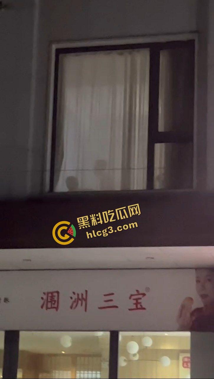 广西北海涠洲 小情侣激情后入性爱 窗帘透光一览无余 被路人偷拍 太猛了吧  第6张