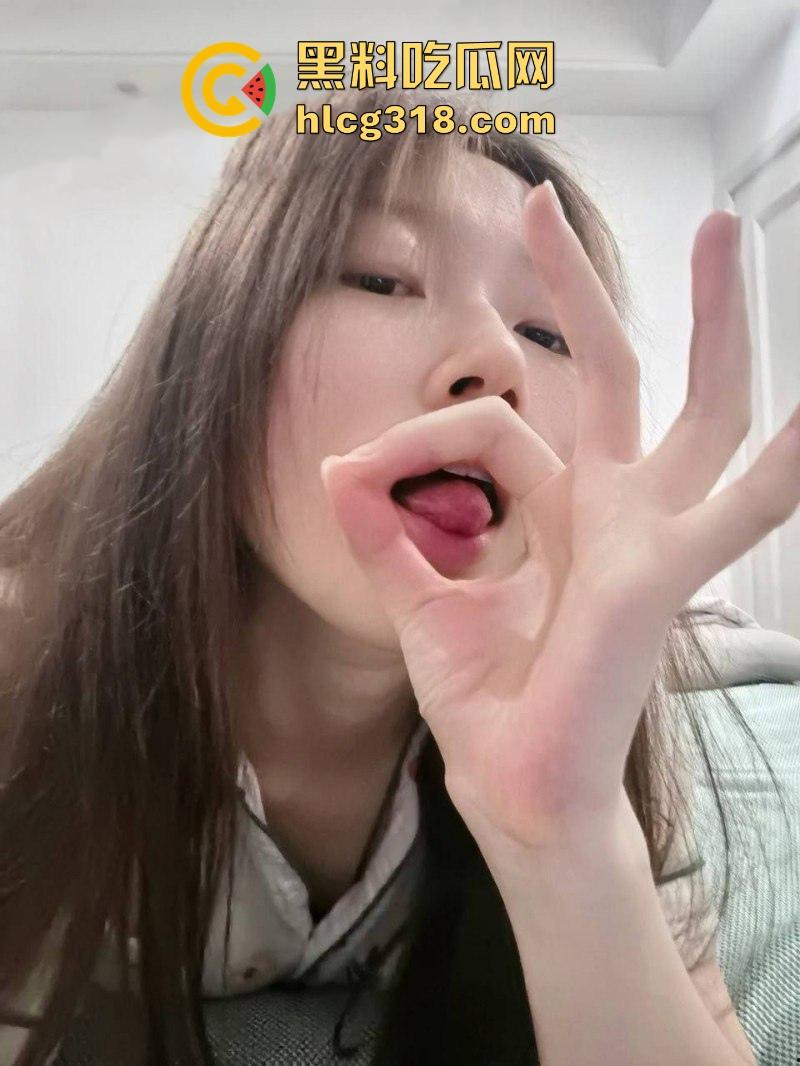 辽宁师范大学【彦雯静】娇嫩玉足玩弄大屌，自拍粉穴抚摸自慰，骚逼湿透淫态毕露！  第3张