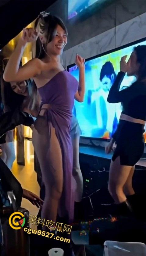 顶级富人圈泄密，上海顶级会所名媛盛宴，各种御姐尽情挑选，嗨完直接带性感尤物回酒店激情啪啪 !  第2张