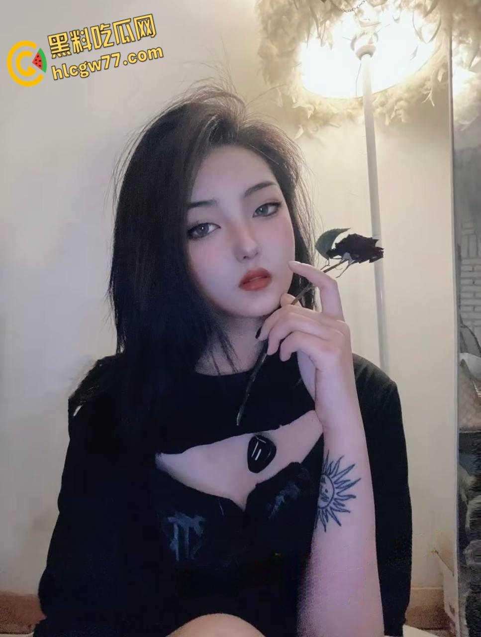 西安高冷模特 何雨薇 邀约摄影师线下私拍 没曾想摄影师耐不住诱惑两人开始激战！  第4张