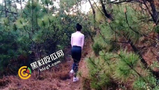 大胆人妻不满足山上野炮，竟转战树梢继续狂野后入打炮挑战！  第3张