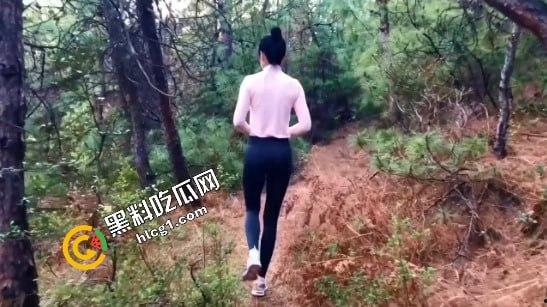 大胆人妻不满足山上野炮，竟转战树梢继续狂野后入打炮挑战！  第4张