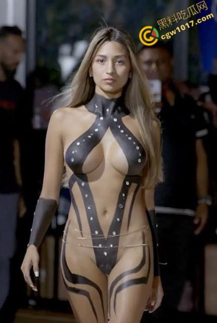 2025迈阿密泳装周【Farnello】胶带秀零布料全裸勾魂，金发超模乳臀春光乍泄，私处若隐若现，欲望炸裂T台！  第3张