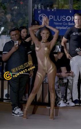 2025迈阿密泳装周【Farnello】胶带秀零布料全裸勾魂，金发超模乳臀春光乍泄，私处若隐若现，欲望炸裂T台！  第6张