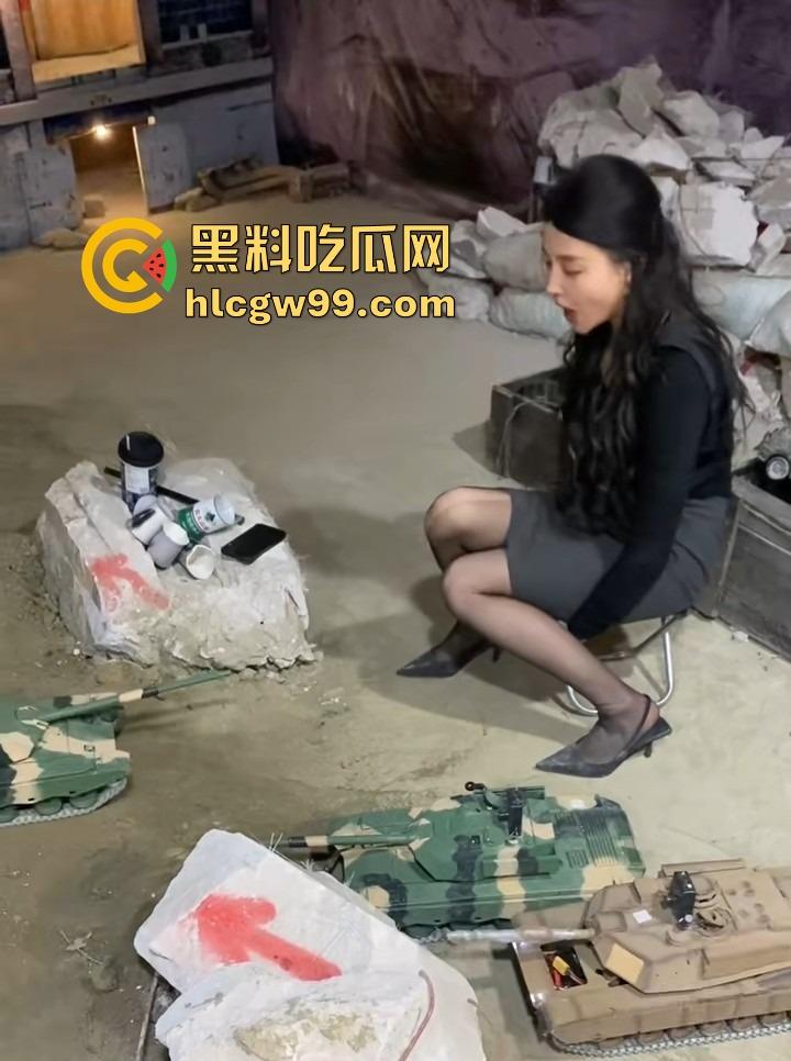 抖音『鑫荣佳RC坦克大战』玩出花，粉丝控制坦克B点猛攻，主播丝袜一天换三条，守着B点被戳到怀疑人生！  第5张