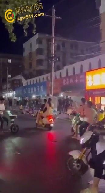 山东枣庄夜晚街头，惊现黑社会大规模械斗，多人持刀互砍死伤惨重，现场视频流出画面骇人！  第1张