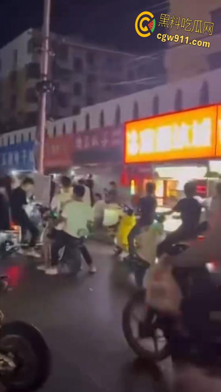 山东枣庄夜晚街头，惊现黑社会大规模械斗，多人持刀互砍死伤惨重，现场视频流出画面骇人！  第2张