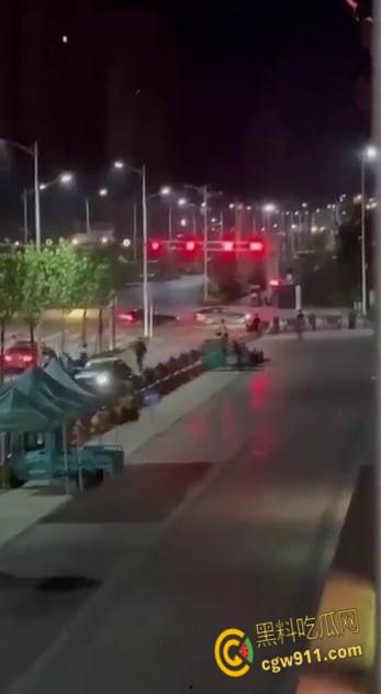 山东枣庄夜晚街头，惊现黑社会大规模械斗，多人持刀互砍死伤惨重，现场视频流出画面骇人！  第4张