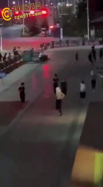 山东枣庄夜晚街头，惊现黑社会大规模械斗，多人持刀互砍死伤惨重，现场视频流出画面骇人！  第5张