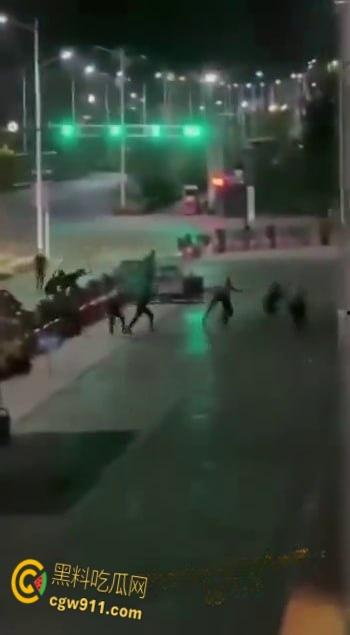 山东枣庄夜晚街头，惊现黑社会大规模械斗，多人持刀互砍死伤惨重，现场视频流出画面骇人！  第6张