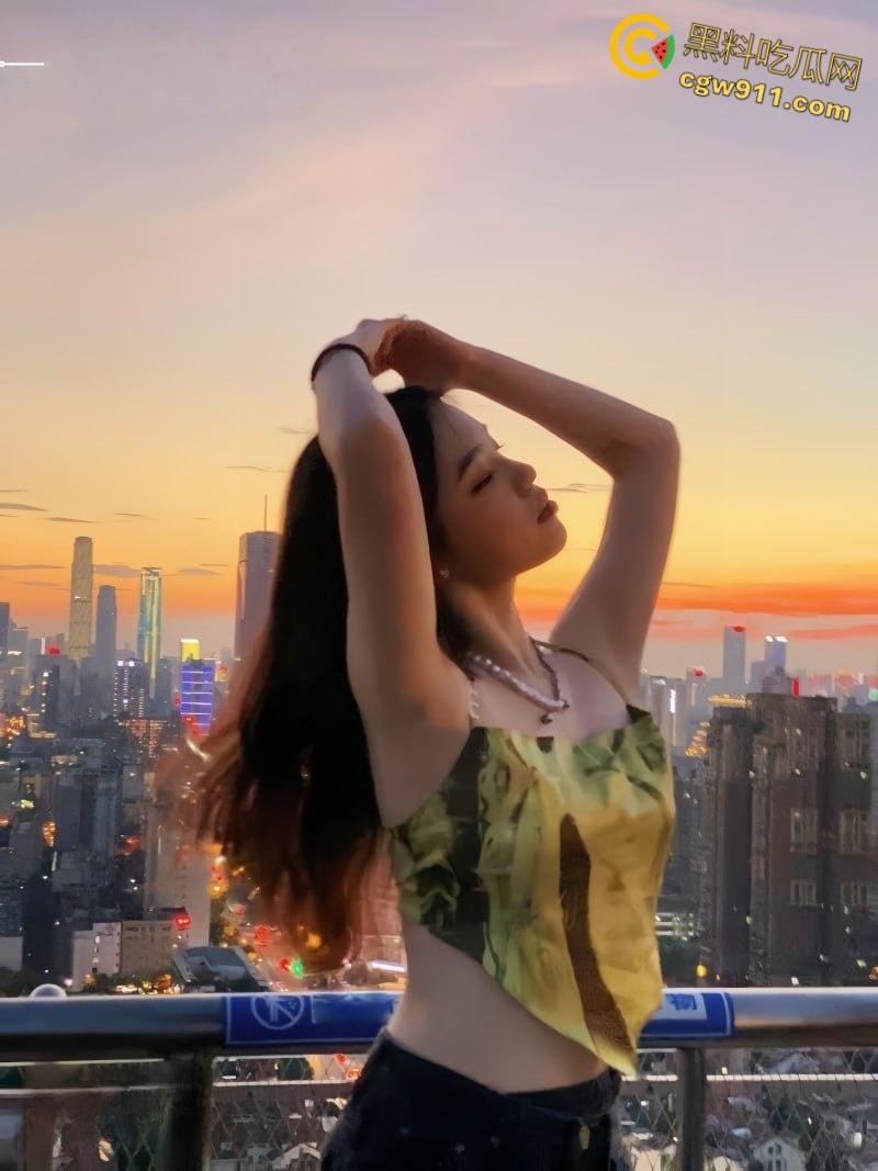 济南大学清纯嫩妹【宋雅欣】，高颜值极品身材，情趣黑丝诱人至极，出租房对镜后入，白嫩肥臀被疯狂打桩！  第3张