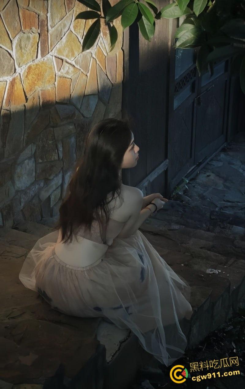 济南大学清纯嫩妹【宋雅欣】，高颜值极品身材，情趣黑丝诱人至极，出租房对镜后入，白嫩肥臀被疯狂打桩！  第4张