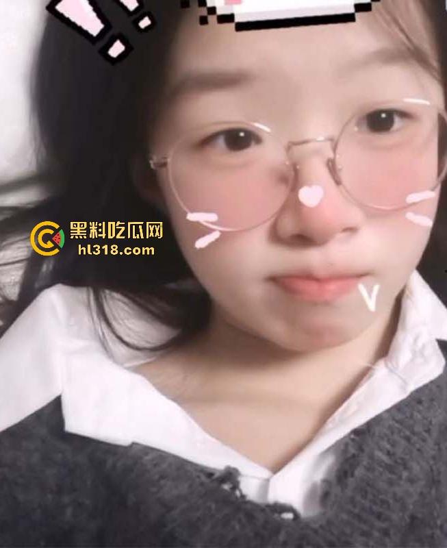 浙江台州眼镜女神江雯婷自慰视频疯传！摸奶抠逼诱惑隔壁老大爷，这奶看着一股清纯味！  第2张