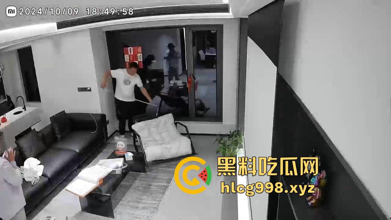 男的发微博喊被装修工人强暴，结果看着还挺享受，两GAY佬演双簧？  第11张