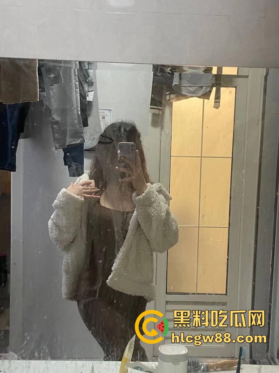 上海交通大学『周奕』反差骚母狗在酒店被丢床上爆操，激情打桩到失神，内射小穴表情太淫荡！  第2张