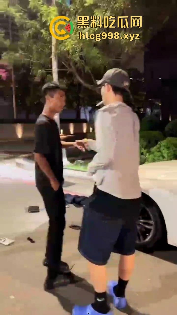 弯弯疯子哥理发店撒泼耍浑还扬言砍人 警察一来装娘炮 咋还有两副面孔呢？  第2张