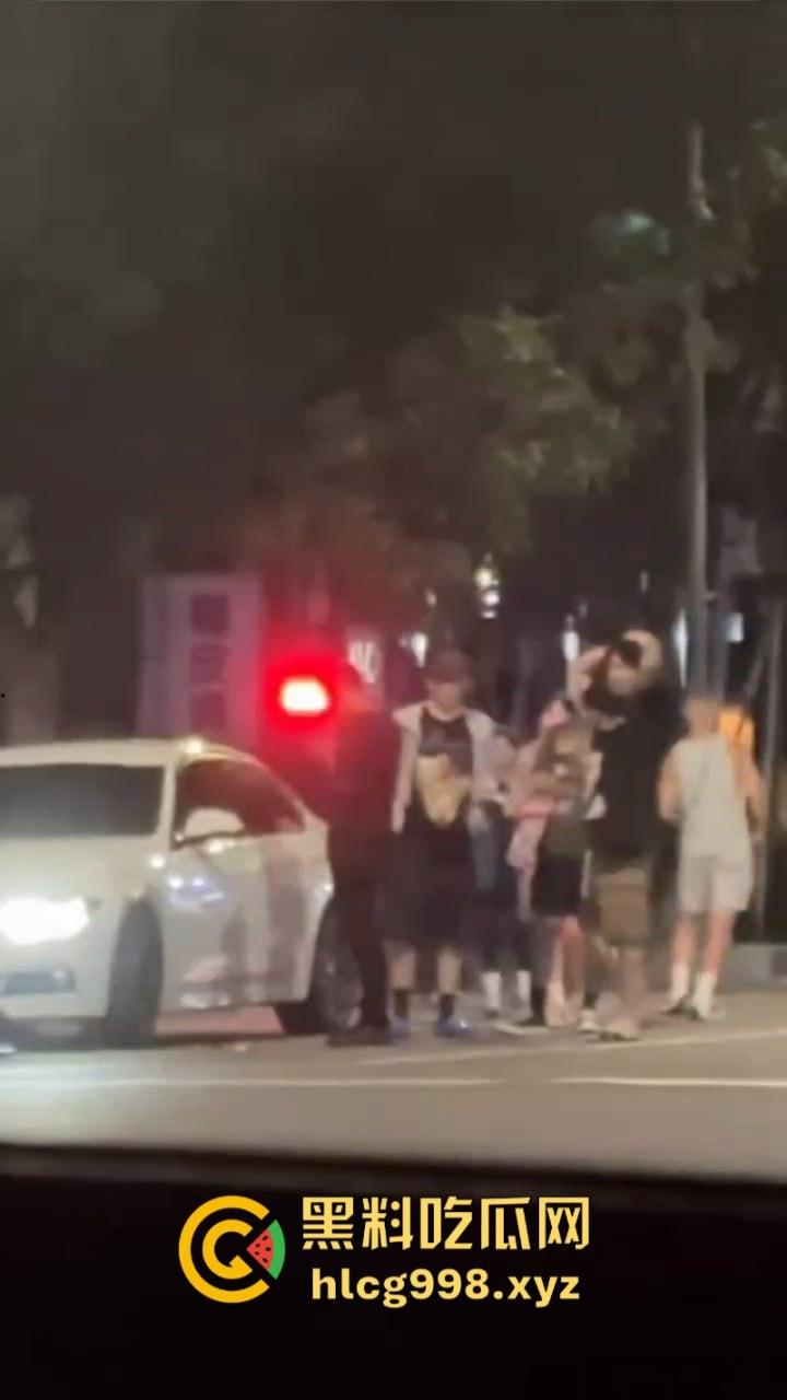 弯弯疯子哥理发店撒泼耍浑还扬言砍人 警察一来装娘炮 咋还有两副面孔呢？  第3张