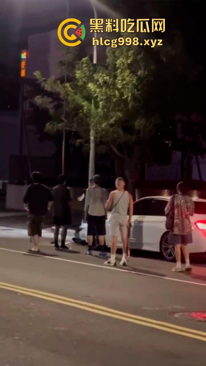 弯弯疯子哥理发店撒泼耍浑还扬言砍人 警察一来装娘炮 咋还有两副面孔呢？  第4张