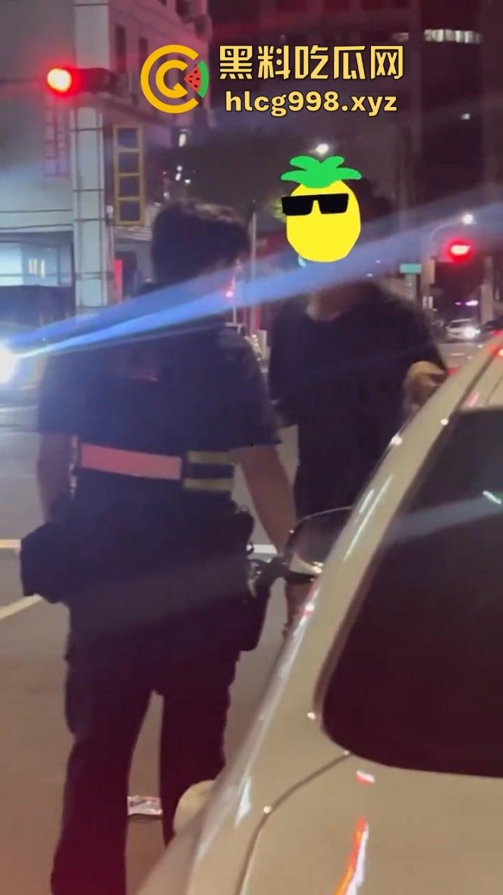 弯弯疯子哥理发店撒泼耍浑还扬言砍人 警察一来装娘炮 咋还有两副面孔呢？  第6张