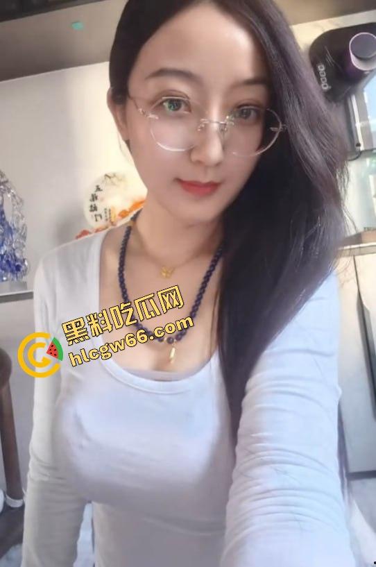 单位同事良家女『钱姬』白天开会女精英，晚上肉丝足交骚母狗，会议室直接跪地服务全活原地爆射！  第3张