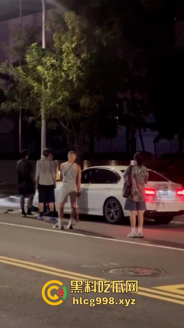 弯弯疯子哥理发店撒泼耍浑还扬言砍人 警察一来装娘炮 咋还有两副面孔呢？  第7张