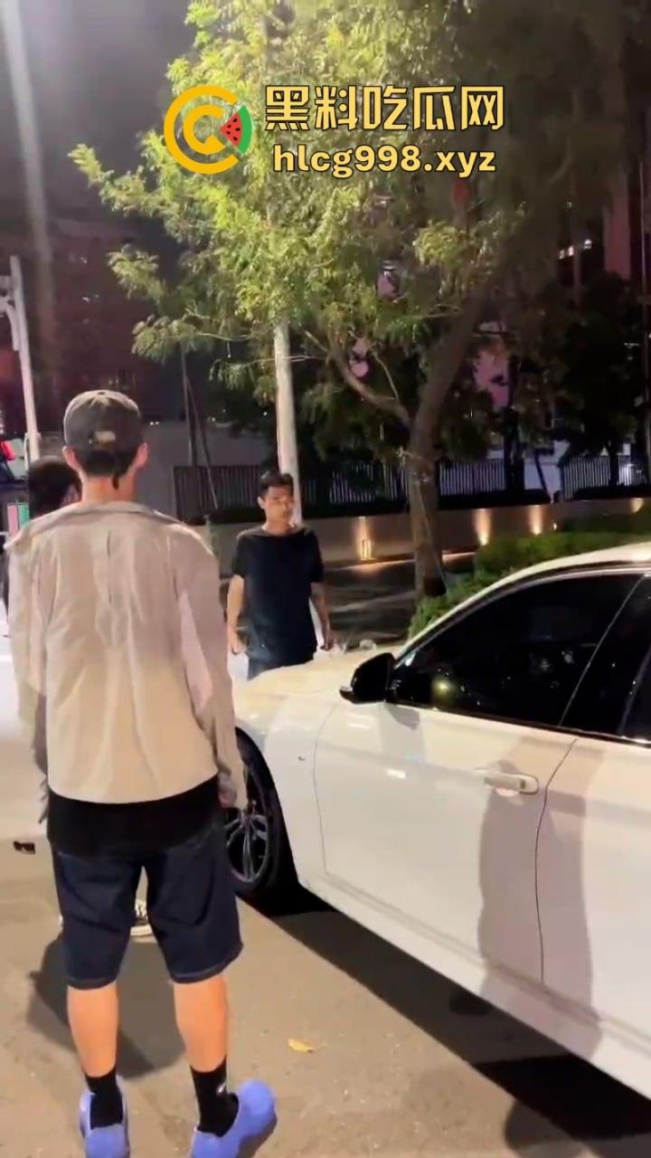 弯弯疯子哥理发店撒泼耍浑还扬言砍人 警察一来装娘炮 咋还有两副面孔呢？  第8张