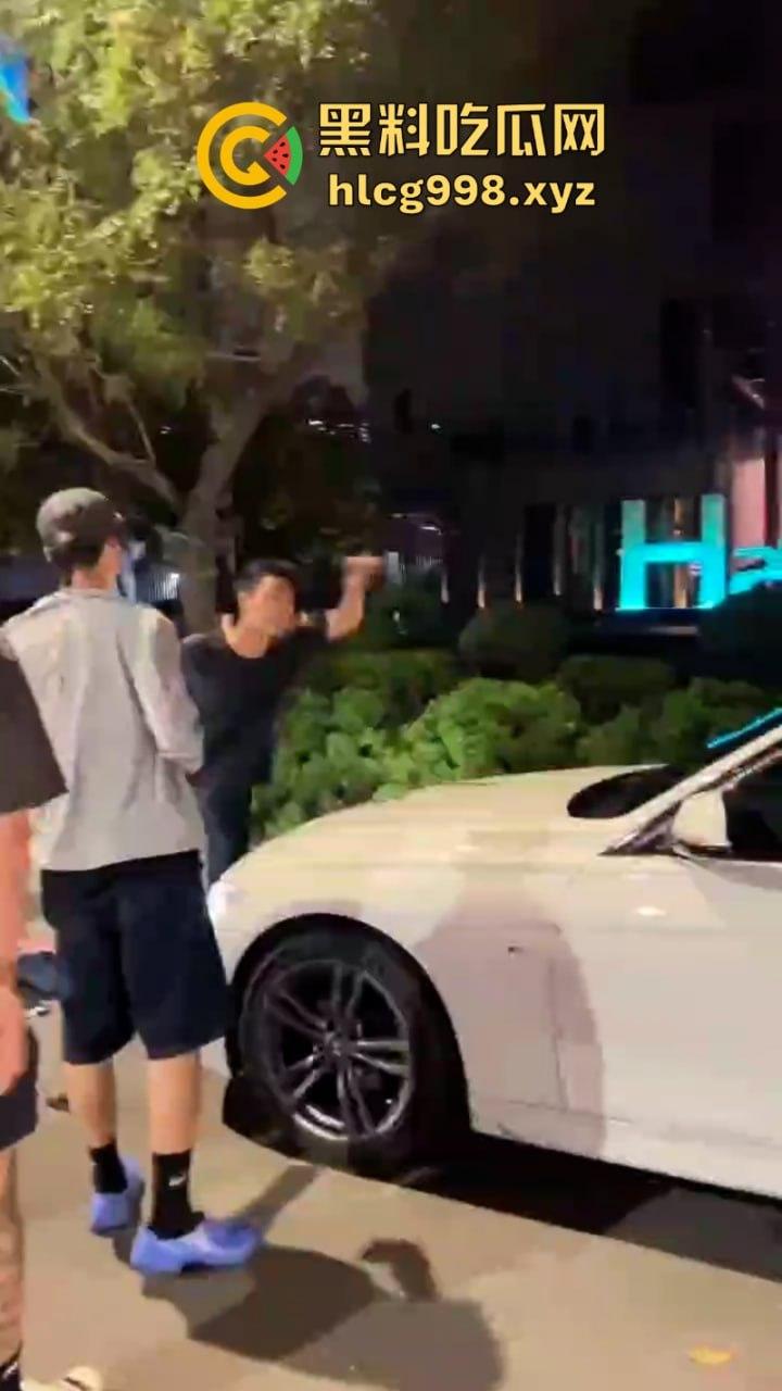 弯弯疯子哥理发店撒泼耍浑还扬言砍人 警察一来装娘炮 咋还有两副面孔呢？  第9张