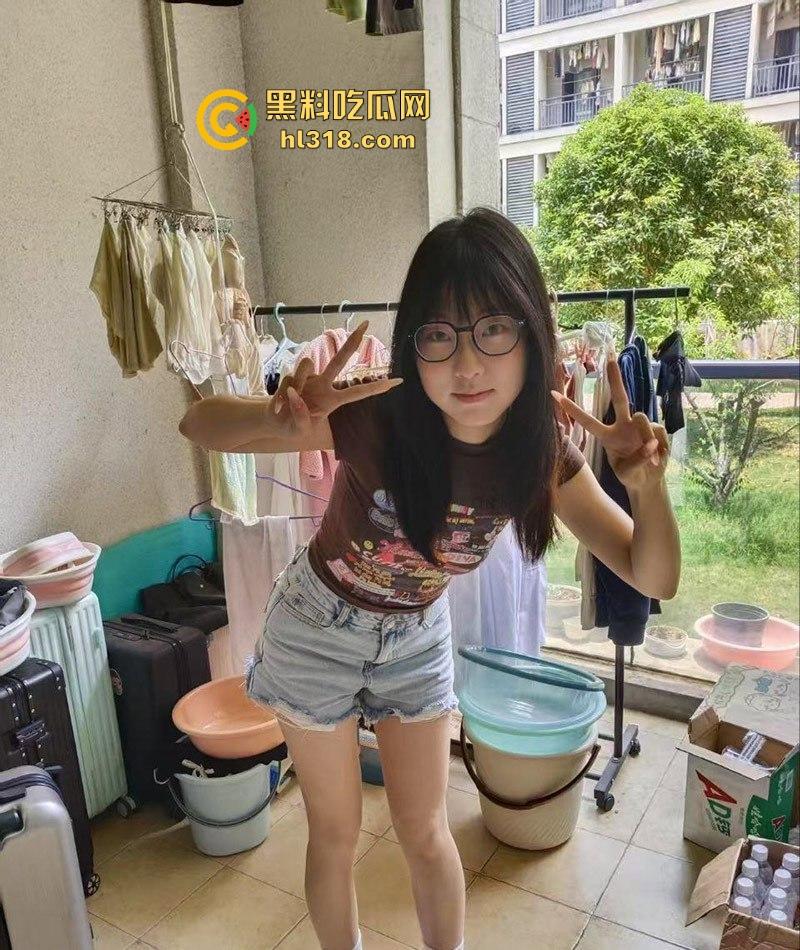 宁波大学【李鸣鸣】文艺眼镜妹揉穴自慰，反差蝴蝶逼惊喜见人，甜美呻吟诱惑无比，裸聊视频被曝光！  第2张