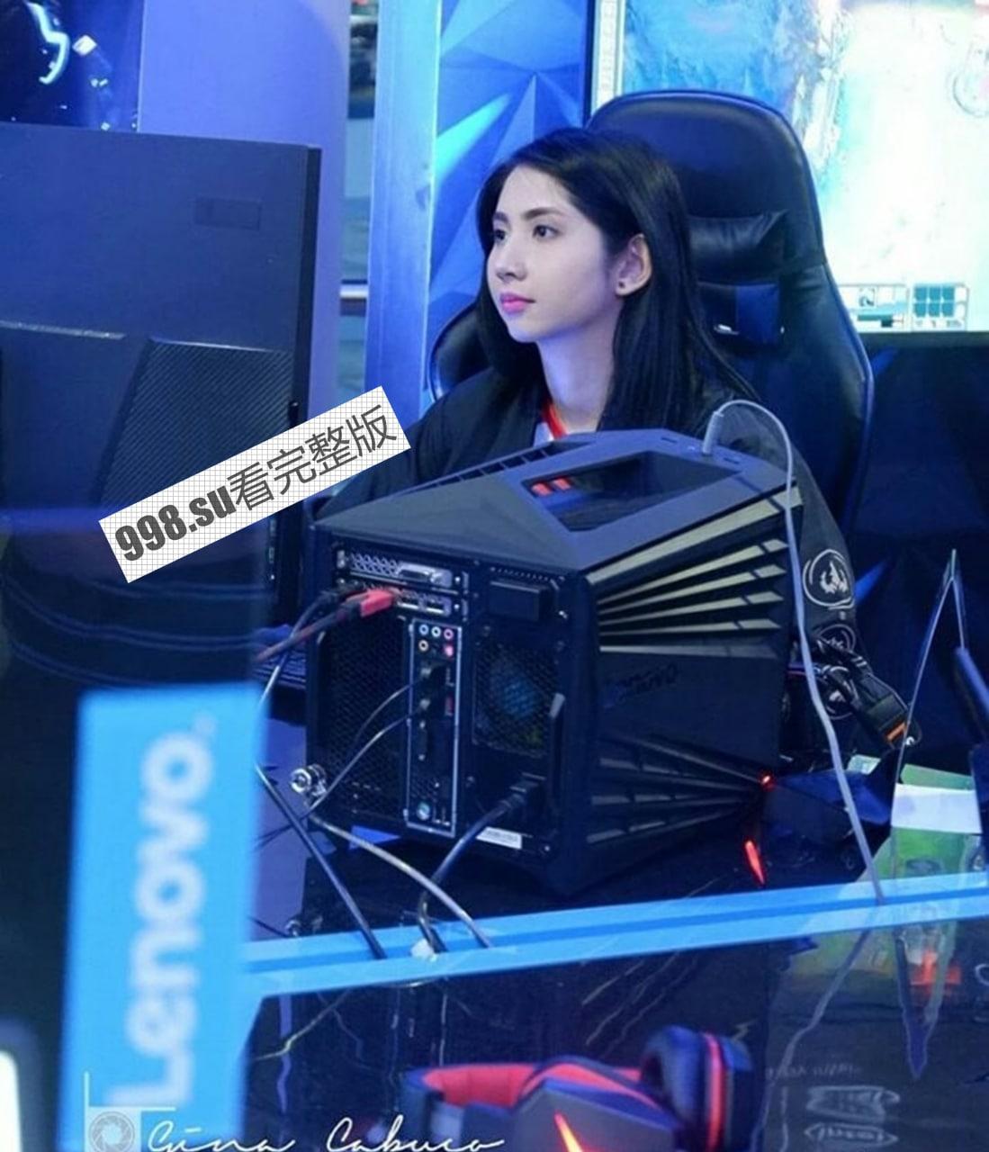 电子竞技玩家女孩 与游戏战友私密全裸视频流出  第1张