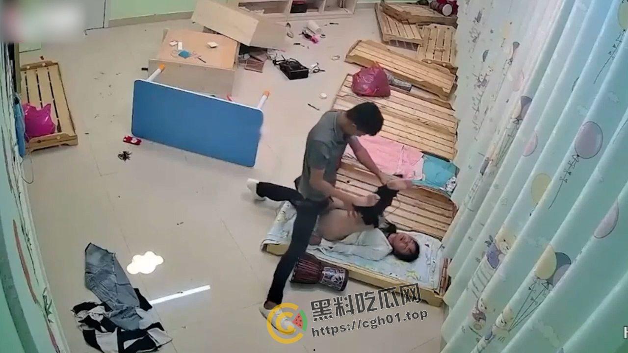 真实强奸！吸毒男友闯进幼儿园强奸幼师前女友 满屋乱草 小孩的床都搞塌了 真狠人啊  第4张