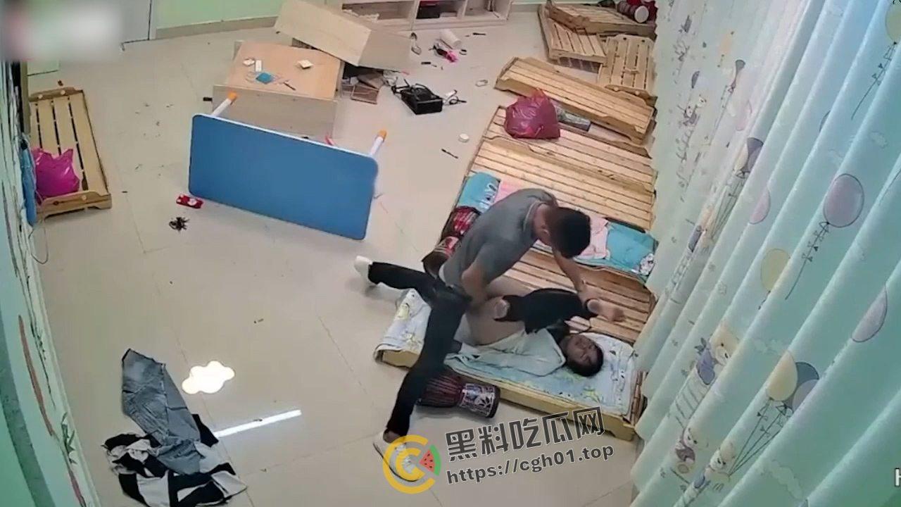 真实强奸！吸毒男友闯进幼儿园强奸幼师前女友 满屋乱草 小孩的床都搞塌了 真狠人啊  第5张