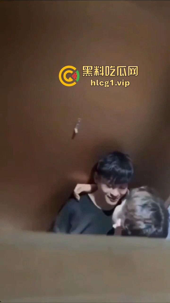成都男同厕所激情上演热吻还玩壁咚，偷拍者吓出一身冷汗!  第2张