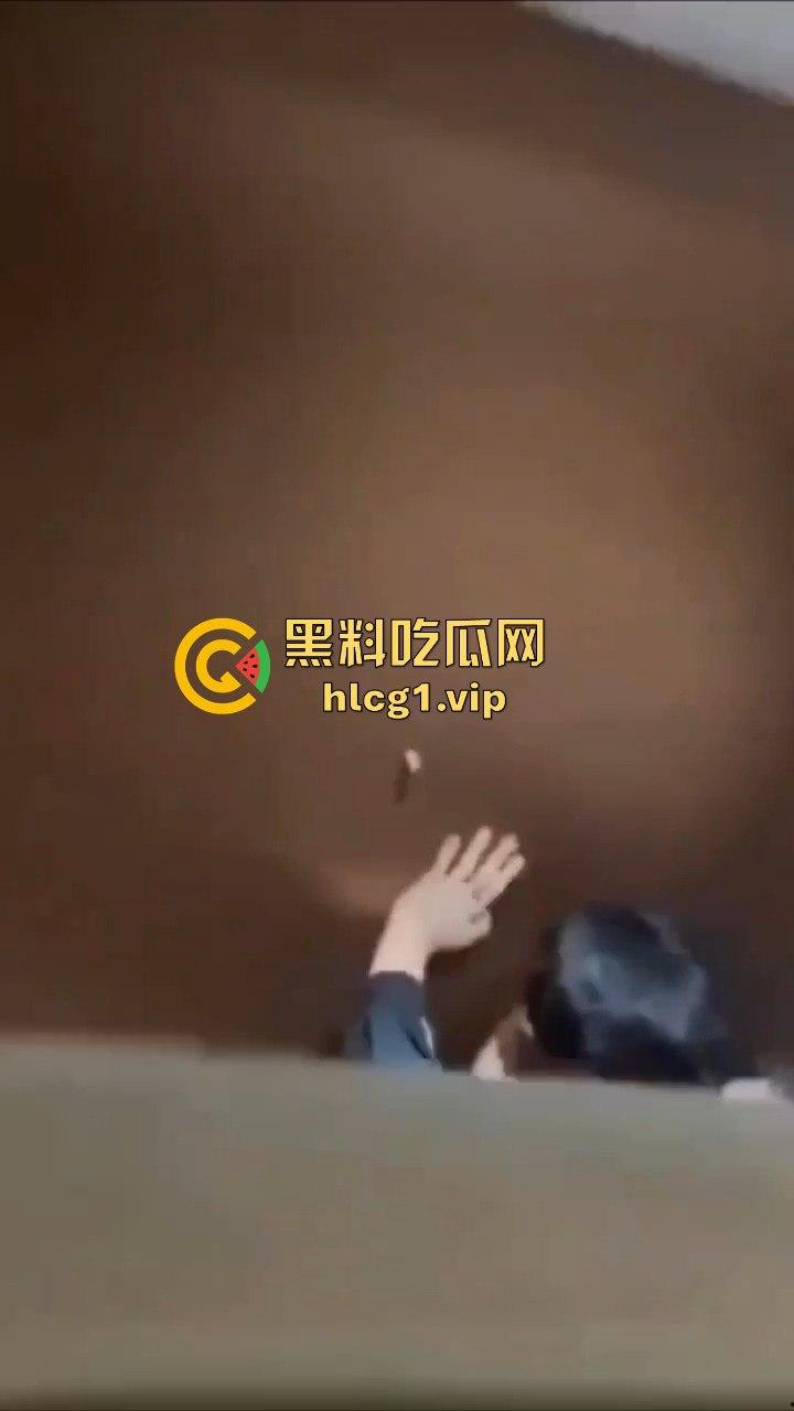 成都男同厕所激情上演热吻还玩壁咚，偷拍者吓出一身冷汗!  第3张