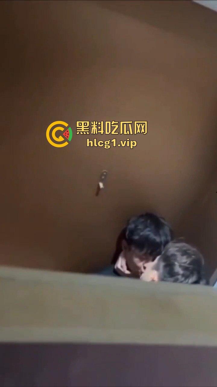 成都男同厕所激情上演热吻还玩壁咚，偷拍者吓出一身冷汗!  第5张