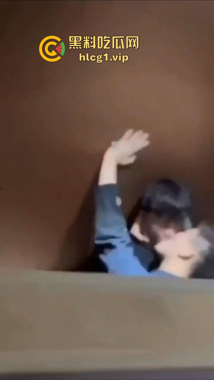 成都男同厕所激情上演热吻还玩壁咚，偷拍者吓出一身冷汗!  第6张