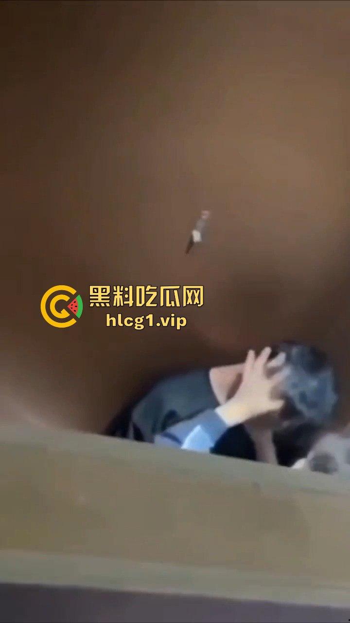 成都男同厕所激情上演热吻还玩壁咚，偷拍者吓出一身冷汗!  第7张