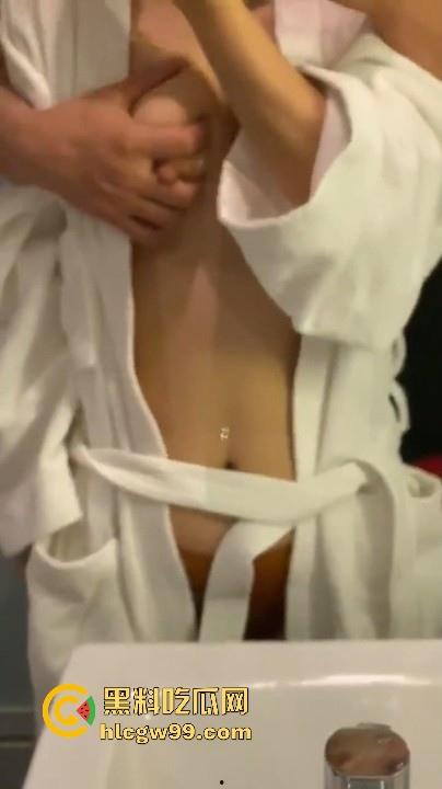 广西学院清纯学妹【钟雨】性爱视频曝光，扭腰翘臀淫荡至极，骚劲毕露像极欠操的母狗！  第3张