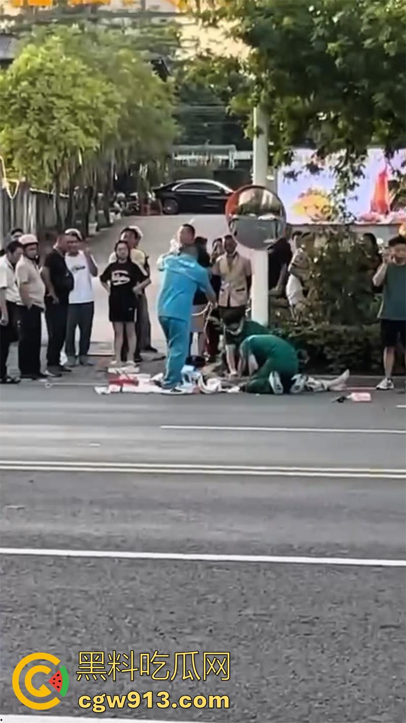 骑车扣逼送命真是爽死了！广东清远小仙女，骑车被后座精神小伙扣穴，结果爽过头出车祸，因未戴头盔当场死亡！  第6张