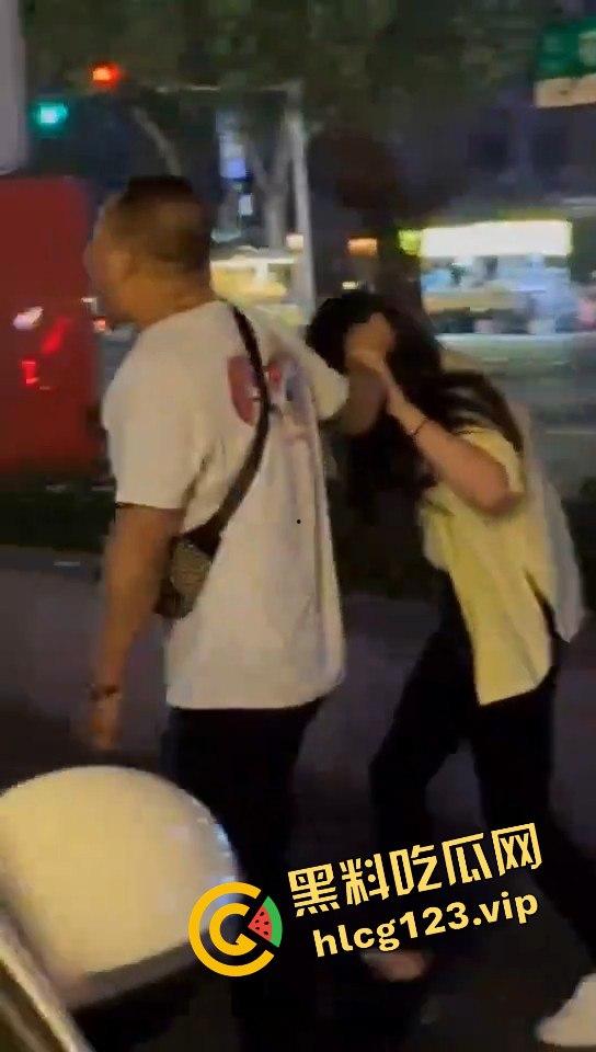 郑州花园路惊现捉奸戏码！老骚逼勾搭小鲜肉，惨遭原配丈夫当场抓包！  第1张