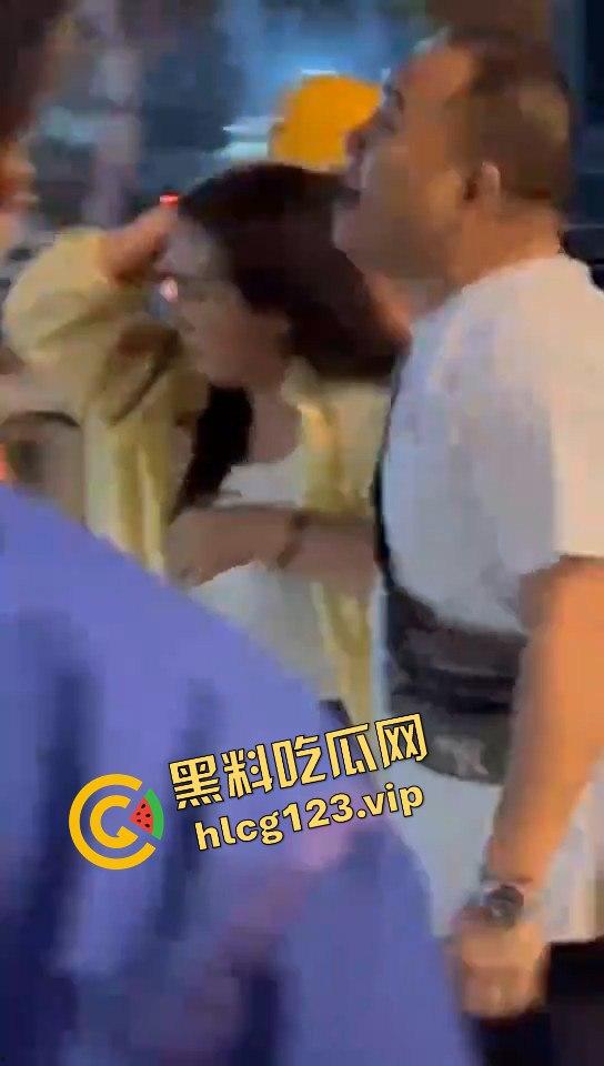 郑州花园路惊现捉奸戏码！老骚逼勾搭小鲜肉，惨遭原配丈夫当场抓包！  第2张