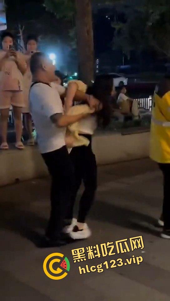 郑州花园路惊现捉奸戏码！老骚逼勾搭小鲜肉，惨遭原配丈夫当场抓包！  第4张