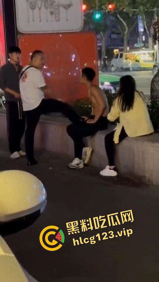 郑州花园路惊现捉奸戏码！老骚逼勾搭小鲜肉，惨遭原配丈夫当场抓包！  第6张