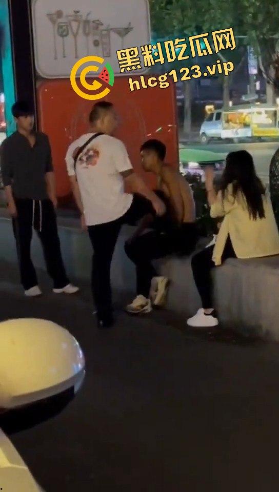 郑州花园路惊现捉奸戏码！老骚逼勾搭小鲜肉，惨遭原配丈夫当场抓包！  第8张