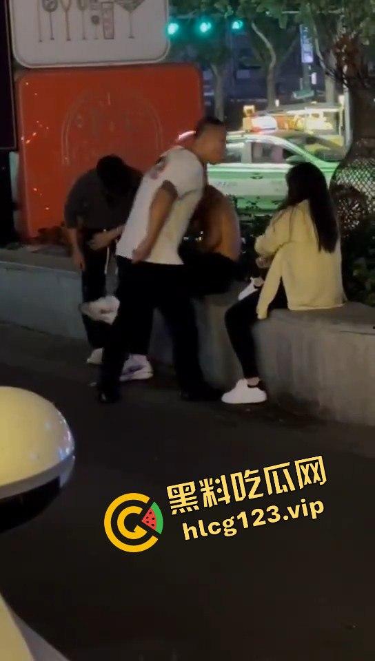 郑州花园路惊现捉奸戏码！老骚逼勾搭小鲜肉，惨遭原配丈夫当场抓包！  第9张