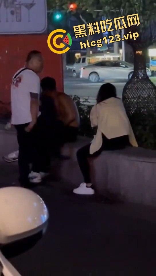 郑州花园路惊现捉奸戏码！老骚逼勾搭小鲜肉，惨遭原配丈夫当场抓包！  第10张