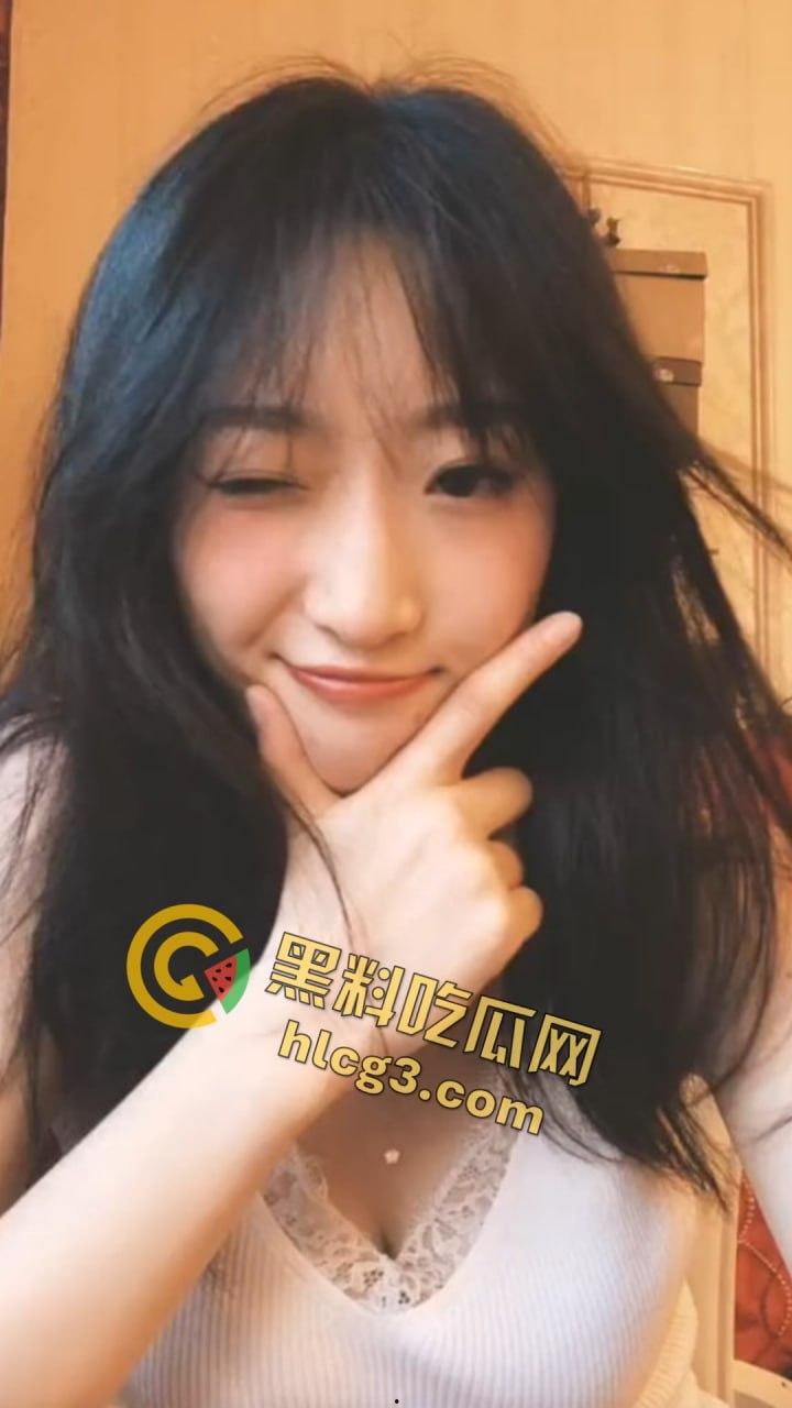 抖音网红『只有鱼刺』真空激凸舞蹈视频流出！长腿眼镜婊激情热舞乳头清晰可见！  第4张