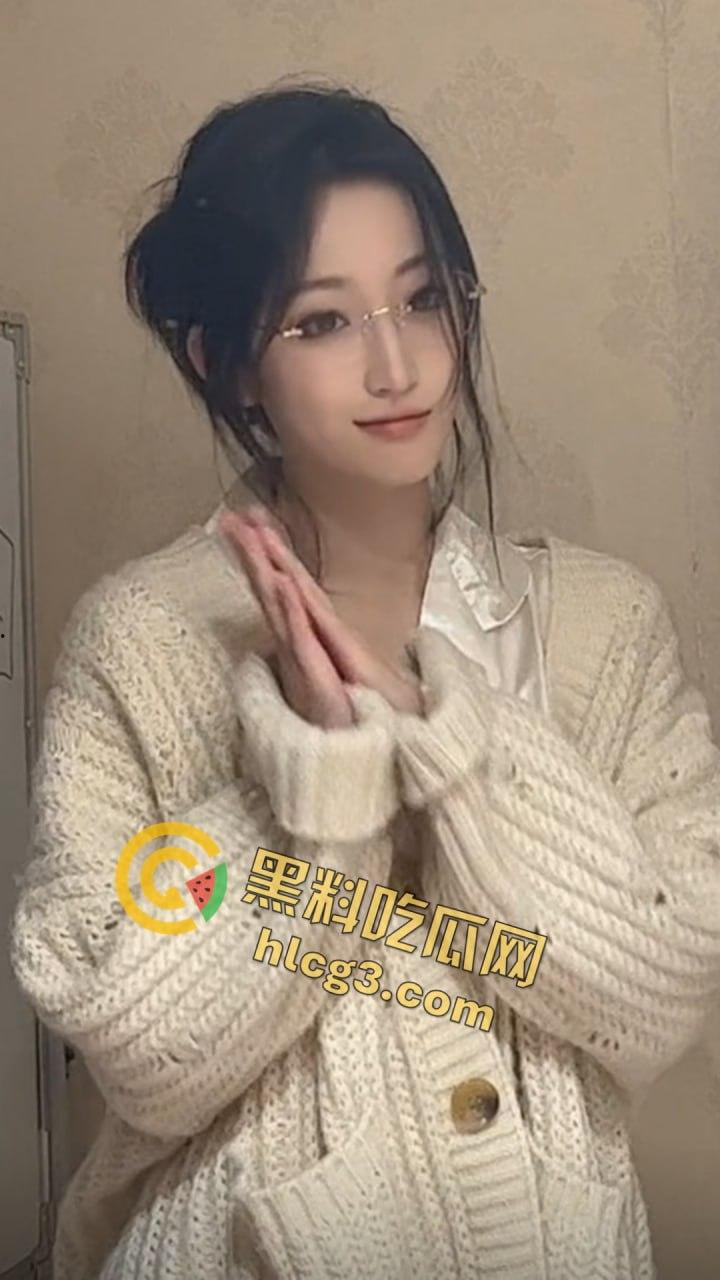 抖音网红『只有鱼刺』真空激凸舞蹈视频流出！长腿眼镜婊激情热舞乳头清晰可见！  第5张