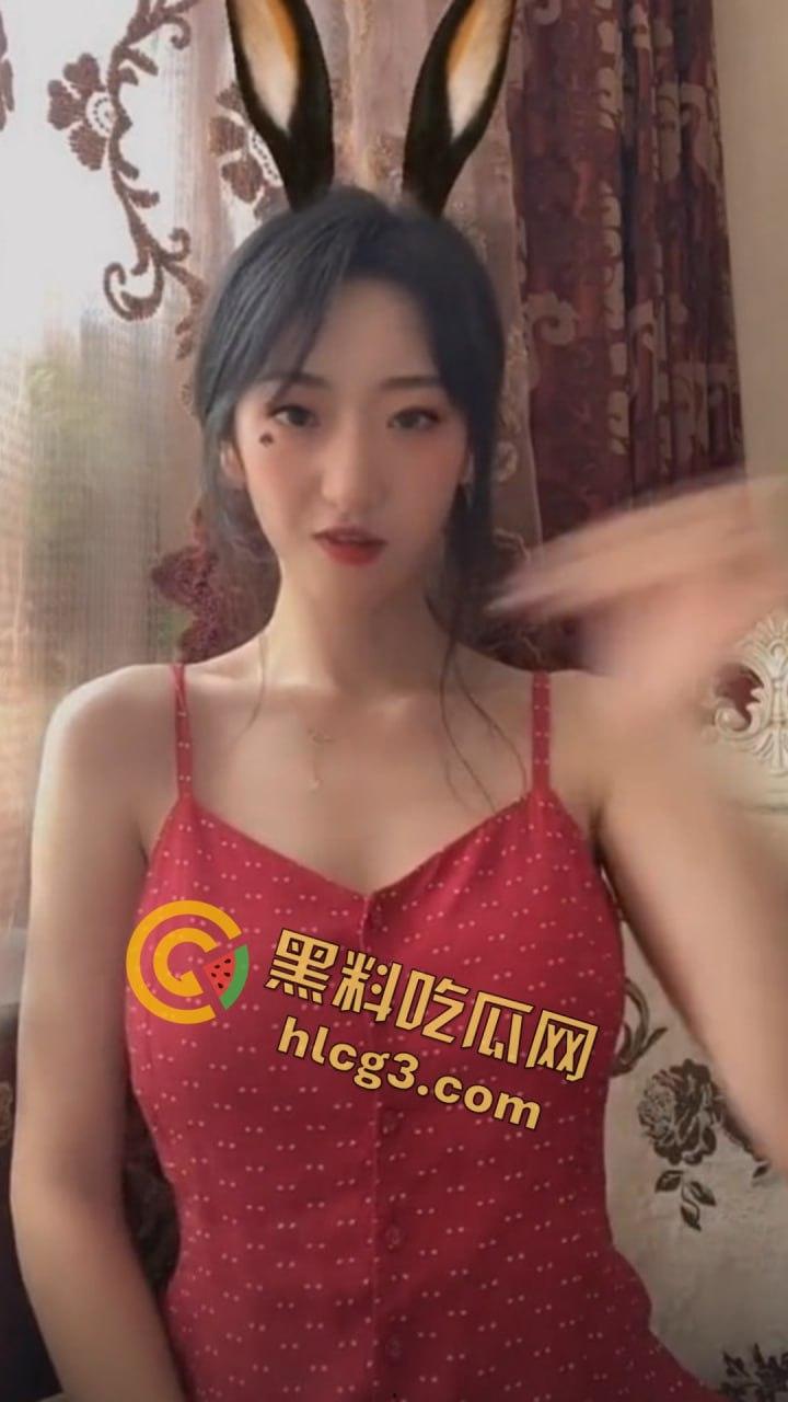 抖音网红『只有鱼刺』真空激凸舞蹈视频流出！长腿眼镜婊激情热舞乳头清晰可见！  第8张