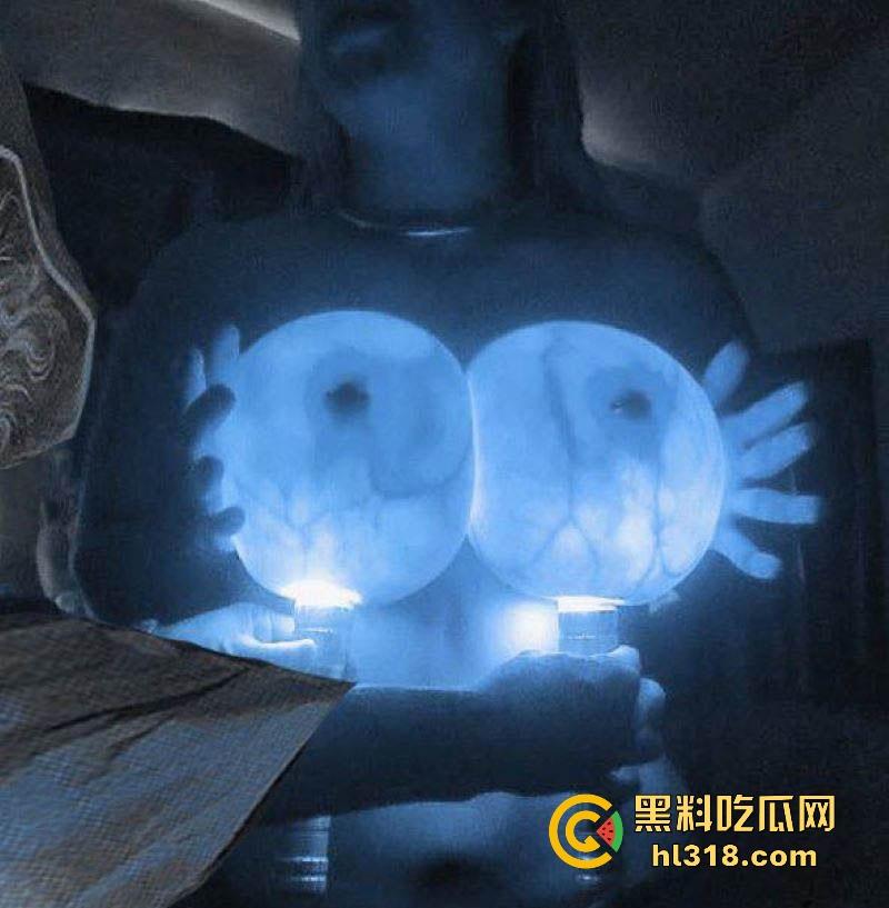 教大家如何分辨假胸，其实假胸跟灯罩一个道理，打灯上去就会完全透，宛如一个宇宙飞船！  第1张